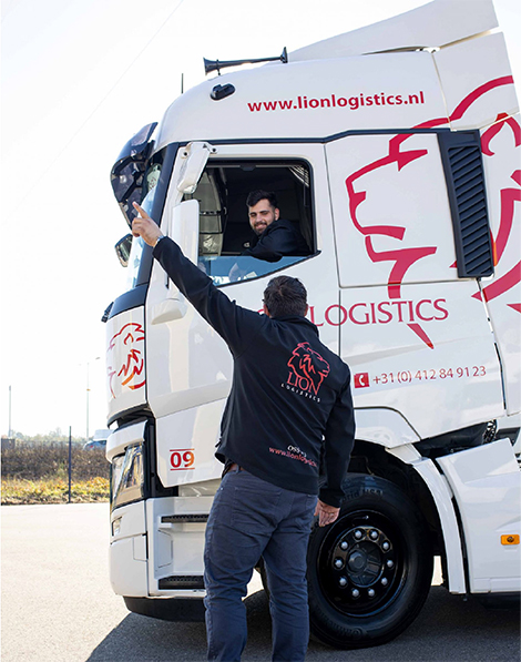 Chauffeur van Lion Logistics bij een vrachtwagen